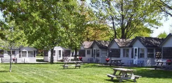 Lakeside Motor Lodge (Lakeside Motel) - Web Listing (newer photo)